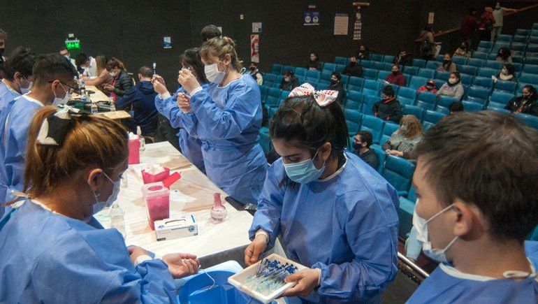 Vacunación: quiénes podrán completar esquemas este domingo