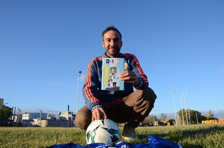 “Para los que somos de mi generación +40 y nos gusta el fútbol y amamos este país, estamos atravesados por la figura de Maradona. Como dijo Pablo Aimar, uno no quería ser Superman o Batman, ni ningún otro superhéroe, uno se conformaba con ser Maradona y hacer con la pelota lo que hacía él”, expresa Jordi Aguiar Burgos.