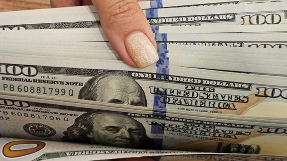 El dólar cae por debajo de la barrera de los 1200 pesos
