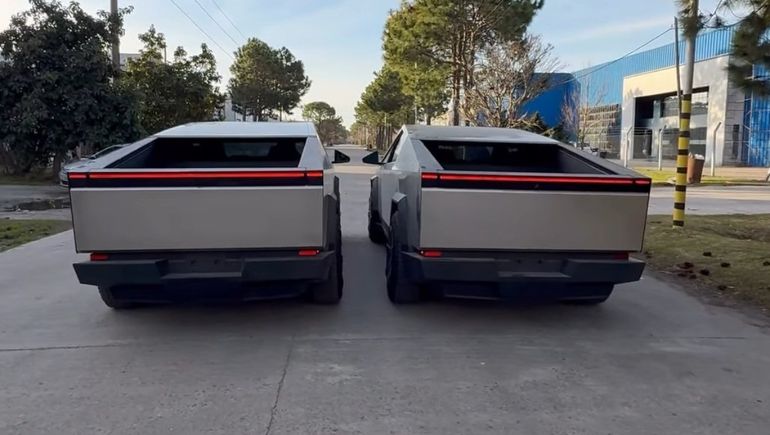 Las dos unidades de Tesla Cybertruck en la zoma franca de La Plata. Foto: @nicovaccab. Las dos unidades de Tesla Cybertruck en la zoma franca de La Plata. Foto: @nicovaccab.