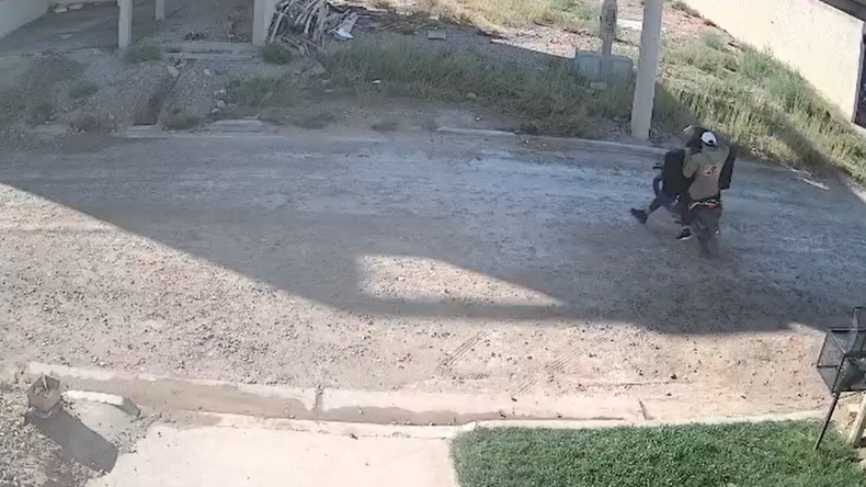 Llegaron en moto, uno abrió la puerta de una patada, robaron una playstation, un televisor y huyeron. | LM Neuquen Llegaron en moto, uno abrió la puerta de una patada, robaron una playstation, un televisor y huyeron.