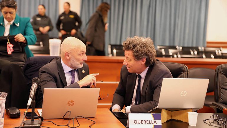 El fiscal Pablo Vignaroli y el representante de Fiscalía de Estado, Gustavo Kohon. vignaroli pidió al juez contextualizar la investigación con las planillas de Excel de la Caja Azul, más allá del período de investigación. El fiscal Pablo Vignaroli y el representante de Fiscalía de Estado, Gustavo Kohon. vignaroli pidió al juez contextualizar la investigación con las planillas de Excel de la Caja Azul, más allá del período de investigación.