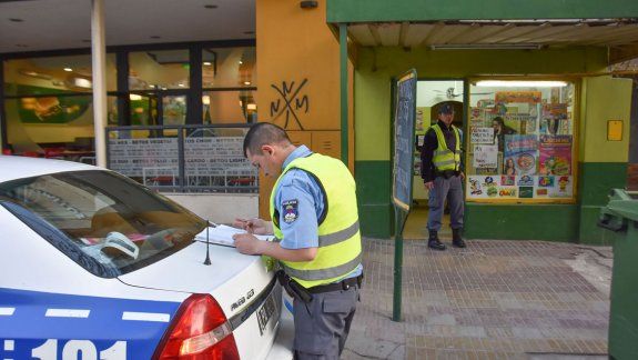 La Policía trabajó en la agencia de quiniela minutos después del robo. La empleada le dio las características de los ladrones, pero no fueron hallados.