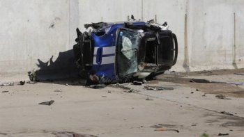 un mini cooper cayo a un arroyo y murieron dos personas