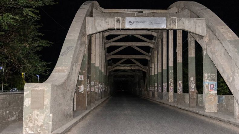 Un nuevo robo dejó a oscuras el puente que une Neuquén capital con Cipolletti. | LM Neuquen Un nuevo robo dejó a oscuras el puente que une Neuquén capital con Cipolletti.