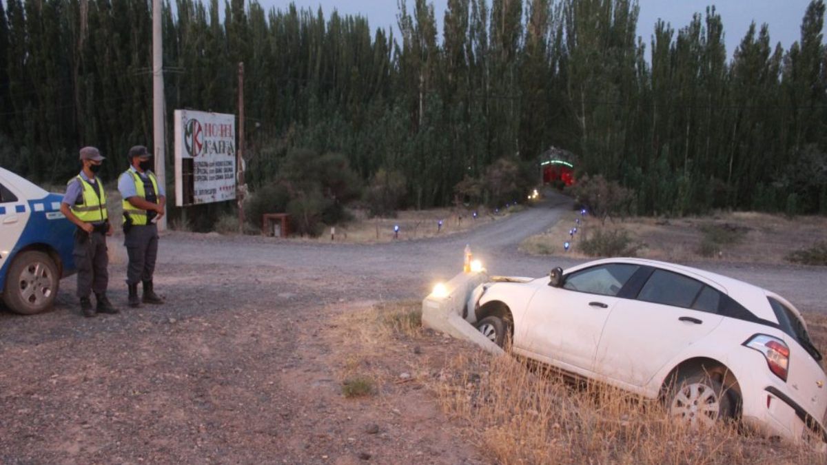 Perdió el control del auto y cayó a una zanja
