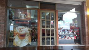 Se hizo pasar por policía para tomar un café y no pagar