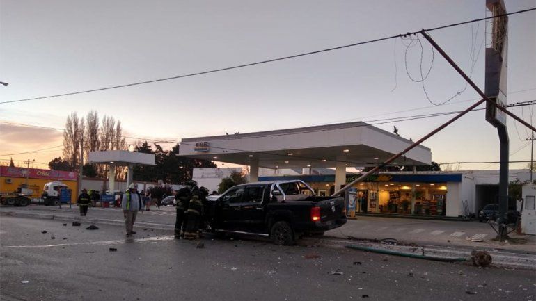 Una camioneta chocó y arrancó tres postes de alumbrado frente a una estación de servicio