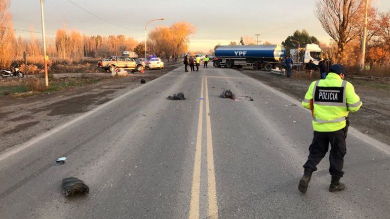Un motociclista murió en un brutal accidente en la Ruta 22: llevaba a un nene a la escuela 