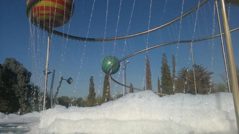 Alguien tiró jabón una vez y la fuente amaneció llena de burbujas. Alguien tiró jabón una vez y la fuente amaneció llena de burbujas.