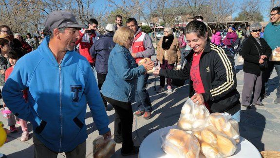 En la plaza Los Pioneros, los mil kilos de pan se esfumaron en un hora.