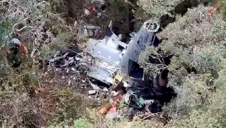 Los equipos de rescate localizaron los restos del helicóptero en una zona de difícil acceso de Santa Catarina