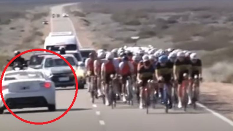 Se cruzó de frente al pelotón de una carrera de bicis: huyó y desató una persecución | LM Neuquen Se cruzó de frente al pelotón de una carrera de bicis: huyó y desató una persecución