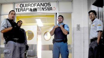 Tras sufrir dos paros cardiorrespiratorios, permanece en terapia intensiva con asistencia respiratoria mecánica. Tras sufrir dos paros cardiorrespiratorios, permanece en terapia intensiva con asistencia respiratoria mecánica.