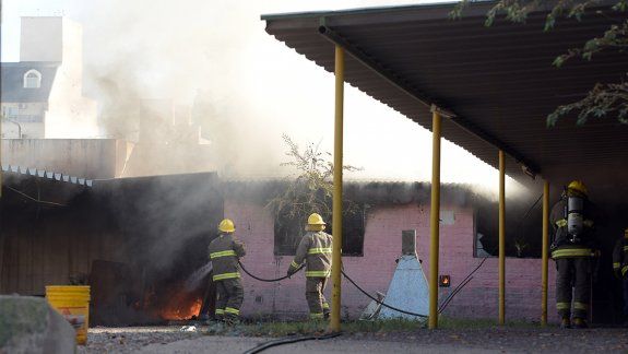 Un incendio causó alarma y daños en pleno centro neuquino