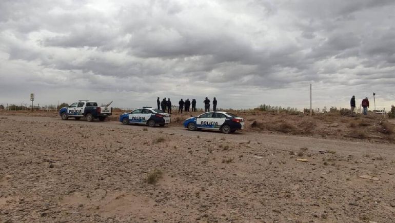 Los policías y dirigentes llegaron raudamente al predio del club Juventud Unida ante el intento de usurpación. Los policías y dirigentes llegaron raudamente al predio del club Juventud Unida ante el intento de usurpación.