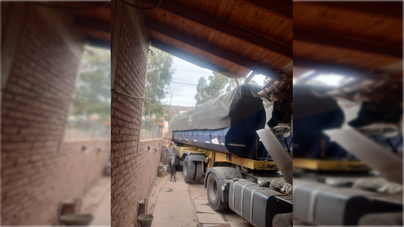 Así quedó el vehículo incrustado en la casa.