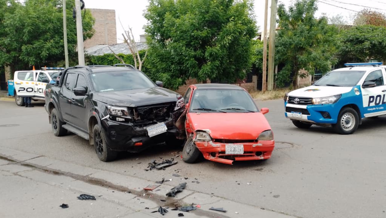 Fuertísimo choque en el centro oeste, entre una 4x4 y un auto