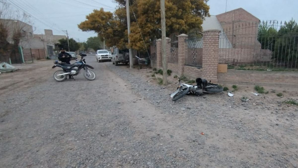 Un motociclista fue internado en el Castro Rendón tras un fuerte choque contra una camioneta
