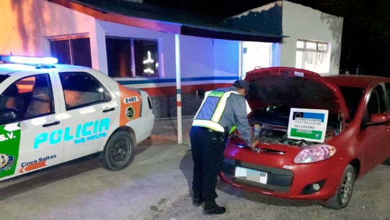 Quiso pasar por un control en un auto buscado por una estafa
