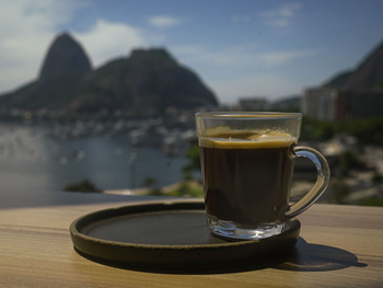 Una taza de café sobre la barra de una cafetería con vistas al mar y al Pan de Azúcar. Foto: Andre Borges/dpa