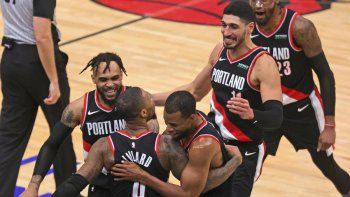 Todos abrazan al héroe, al bombardero. Todos abrazan al héroe, al bombardero.