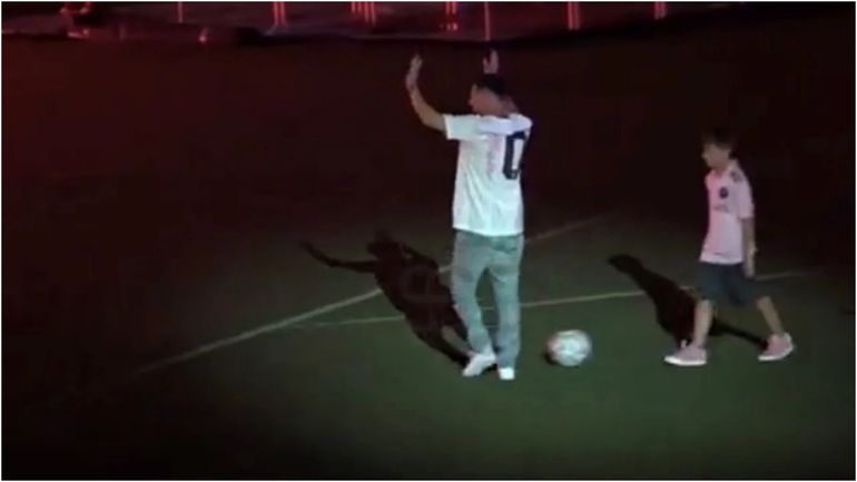 El caño que Thiago le hizo a Messi en el medio de la presentación en Miami