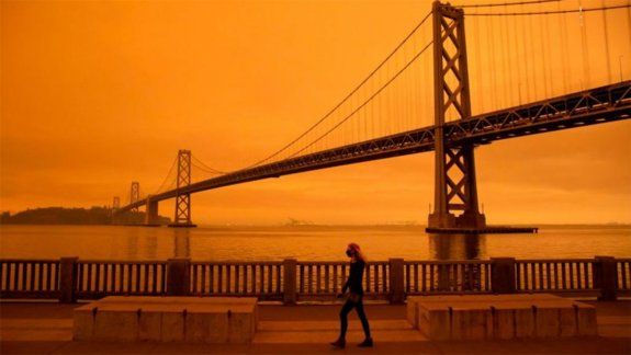 Incendios tiñeron de rojo el cielo de EE.UU.: las imágenes