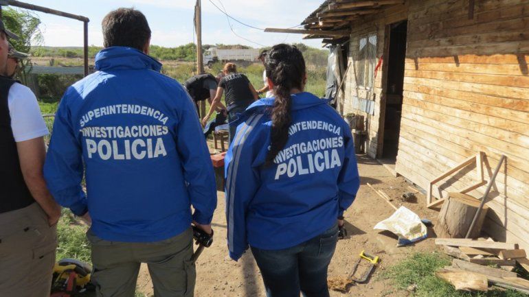 Las armas que fueron secuestradas durante el megaoperativo que encabezó la Dirección de Delitos de la Policía y parte de los elementos encontrados en las viviendas allanadas.