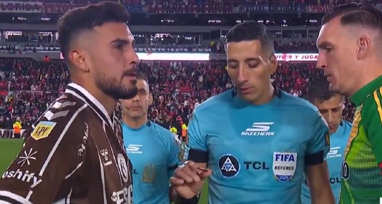 Yael Falcón Pérez y los desopilantes memes sobre su arbitraje en River-Platense