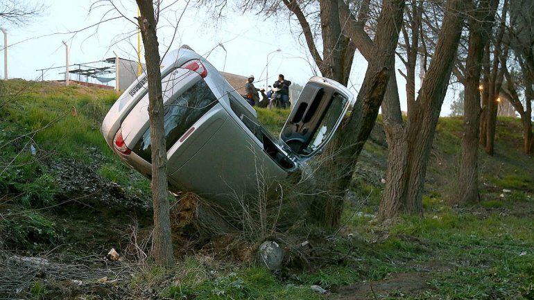 Quedó atrapado en el auto tras volcar y caer desde la Ruta 7 hasta una arboleda