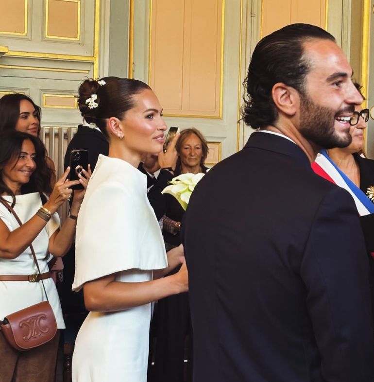 La boda por civil se llevó a cabo en el distrito 16 de París. La boda por civil se llevó a cabo en el distrito 16 de París.