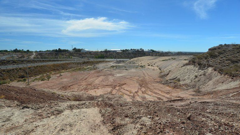 Usaron la barda de cantera para la obra de los rulos
