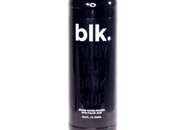 ¿Te animarías a probar esta agua negra que dicen que hace bien?