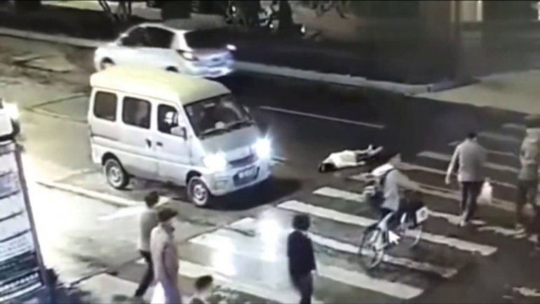 En el video se ve cómo más de 40 personas pasan por al lado de la accidentada herida y ninguna de ellas se acerca.