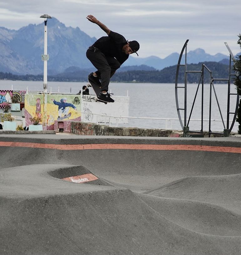 Vuela Sandro Moral, la estrella del team, en el skatepark de Bariloche, ubicado al lado del Nahuel Huapi. Foto: Diego San Martín.