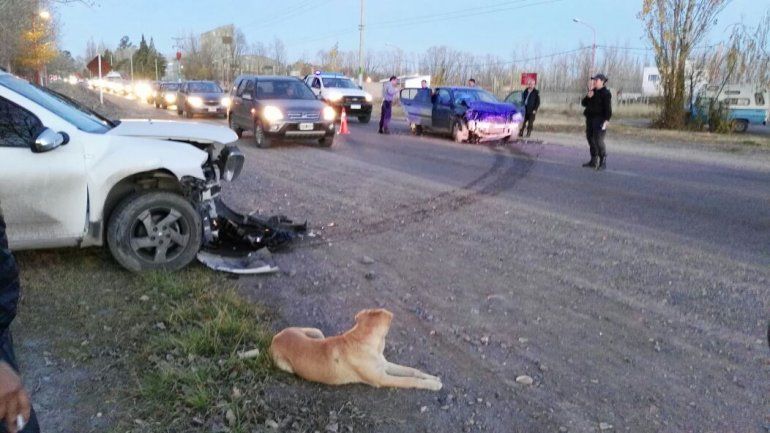 Dos autos chocaron de frente sobre la Ruta 22 y un hombre resultó herido