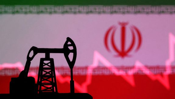 Foto de Archivo: Ilustración de la bandera iraní con un gráfico bursátil y un modelo en miniatura de una bomba de petróleo. 9 de octubre de 2023. REUTERS/Dado Ruvic