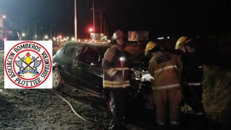 Plottier: un joven chocó contra un poste en la Ruta 22 y fue rescatado de su auto en llamas