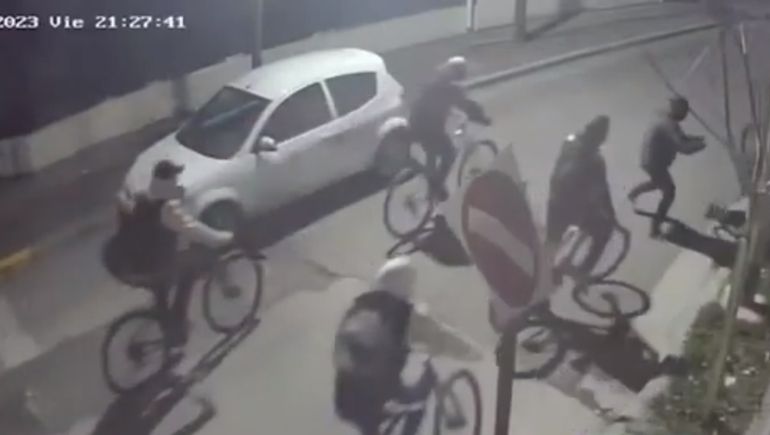 Robo piraña: entre cinco se llevaron una bicicleta