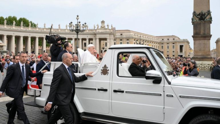 El papa Francisco se subió al papamóvil y recorrió la Plaza de San Pedro el domingo de Pascuas.