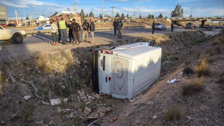 Un cartel voló desde una camioneta y provocó un vuelco