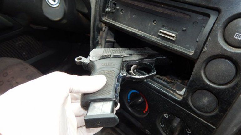 La pistola estaba debajo del estéreo.