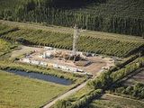 Dos actividades que conviven en los Valle de Río Negro y Neuquén: la fruticultura y el petroleo.