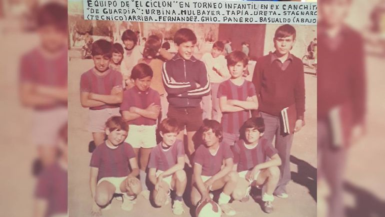 Marcelo Basualdo abajo a la derecha. Lo recuerda Vicente Stagnaro, recopilador de historias de vecinos y del deporte comunitario del viejo Centenario. Marcelo Basualdo abajo a la derecha. Lo recuerda Vicente Stagnaro, recopilador de historias de vecinos y del deporte comunitario del viejo Centenario.