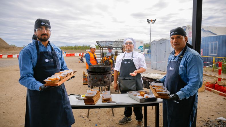 El equipo de JS SAS en el campamento del VMOS en Chelforó. | LM Neuquen El equipo de JS SAS en el campamento del VMOS en Chelforó.