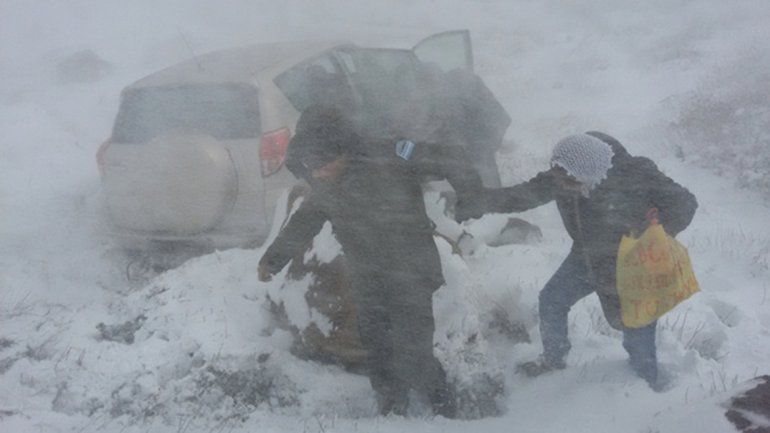 Rescataron a tres turistas chilenos varados en Pino Hachado