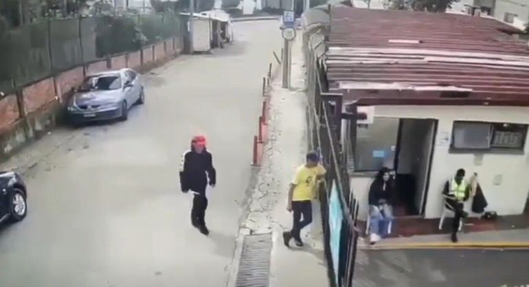 El hombre irrumpió de manera sorpresiva en pleno set de filmación.&nbsp;