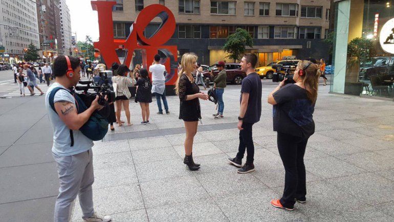 La especialista en sexualidad entrevistando a la gente en las calles de Nueva York