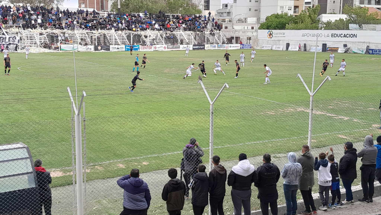 Cipolletti y Olimpo empatan sin goles en La Visera de Cemento. 